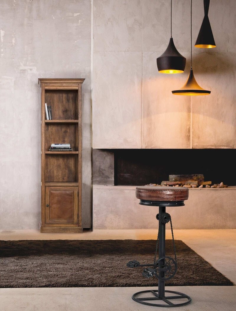 Illuminazione moderna con luci pendenti in un ambiente di design.