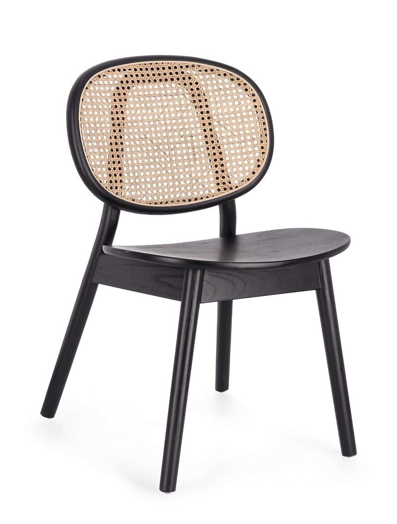 Sedia elegante in legno con schienale in rattan, perfetta per interni moderni e di design.