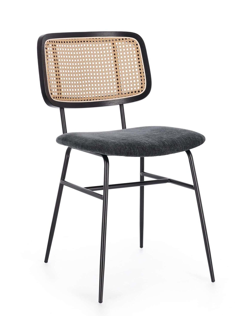 Sedia moderna con schienale in rattan naturale e struttura in metallo nero.