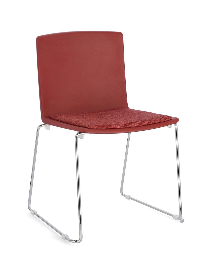 Sedia ergonomica rossa con struttura in metallo per uffici e sale d'attesa. Design moderno e resistente.