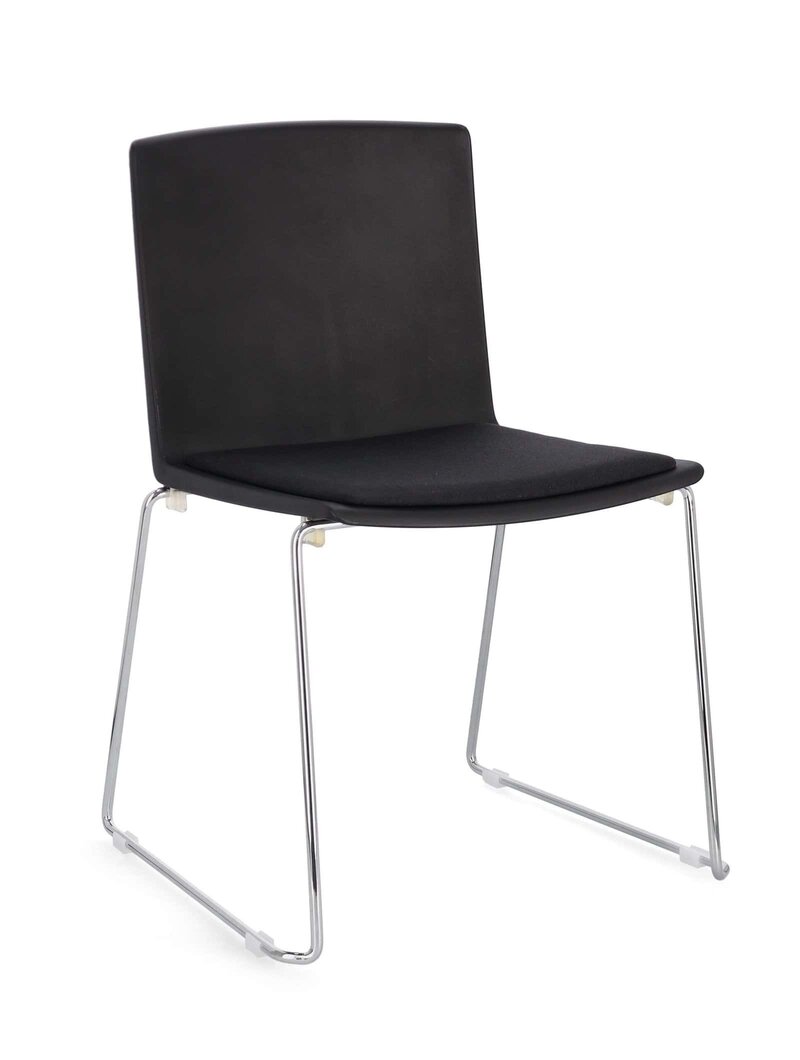 Sedia ufficio con struttura in metallo e rivestimento in similpelle nera, perfetta per ambienti di lavoro eleganti.