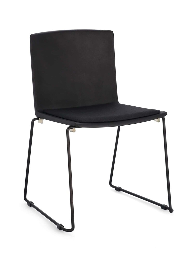 Sedia ufficio moderna con schienale alto e struttura in metallo nero, ideale per ambienti di lavoro eleganti e funzionali.