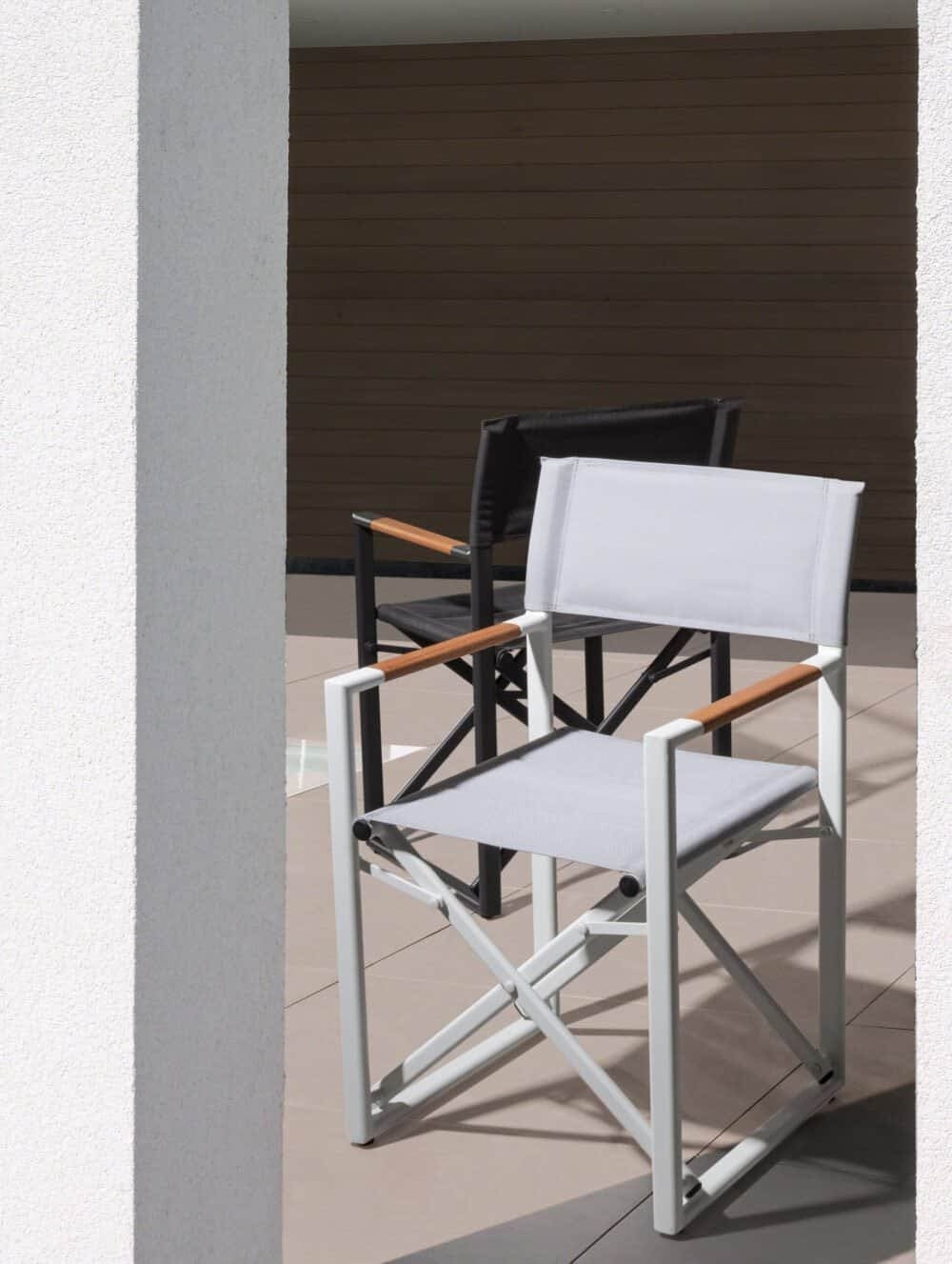 Sedie da esterno in tessuto resistente e struttura leggera, ideali per ambienti esterni e patio.