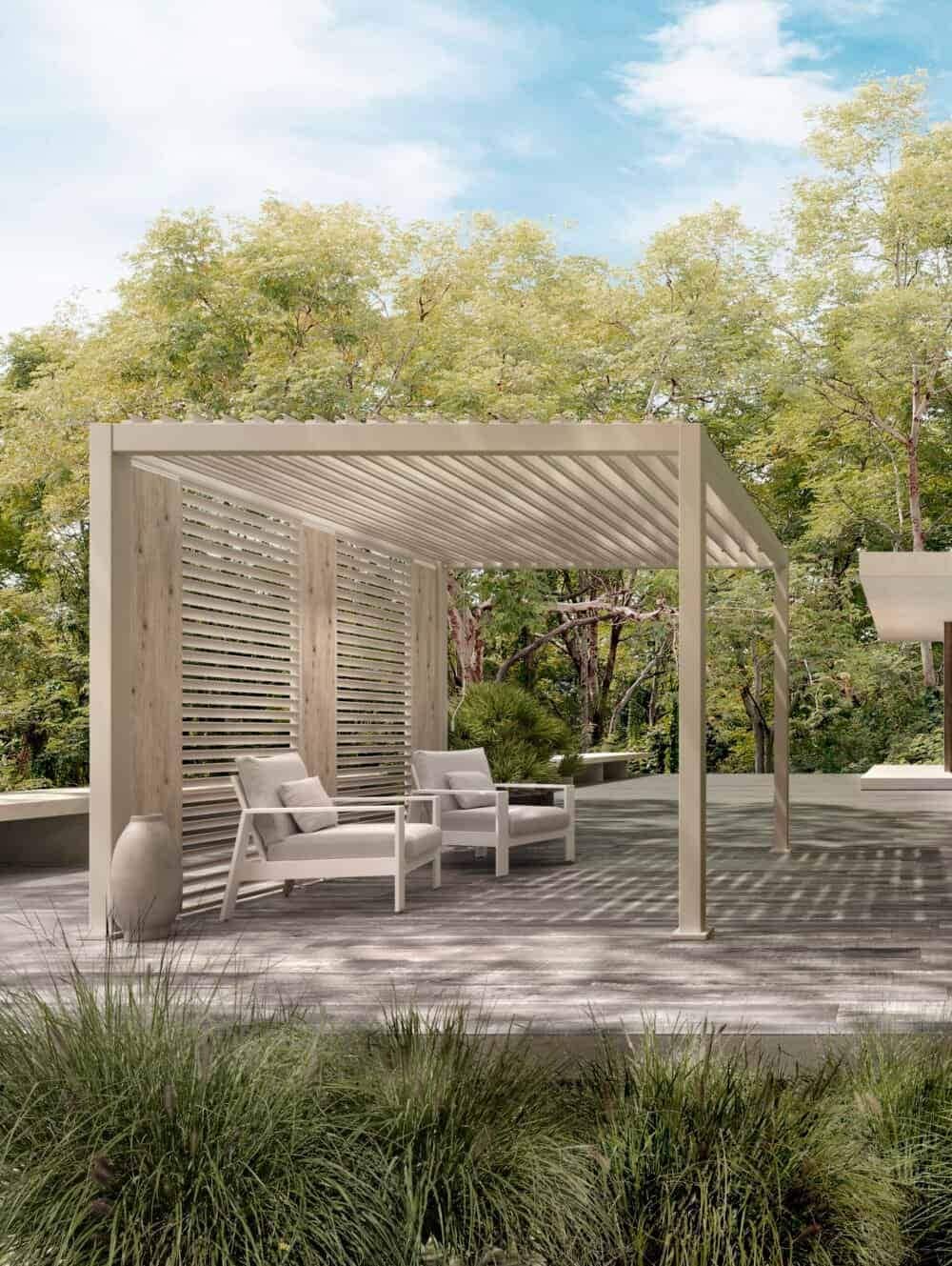 Pergolato in legno bianco con divani da esterno e decorazioni naturali in giardino.
