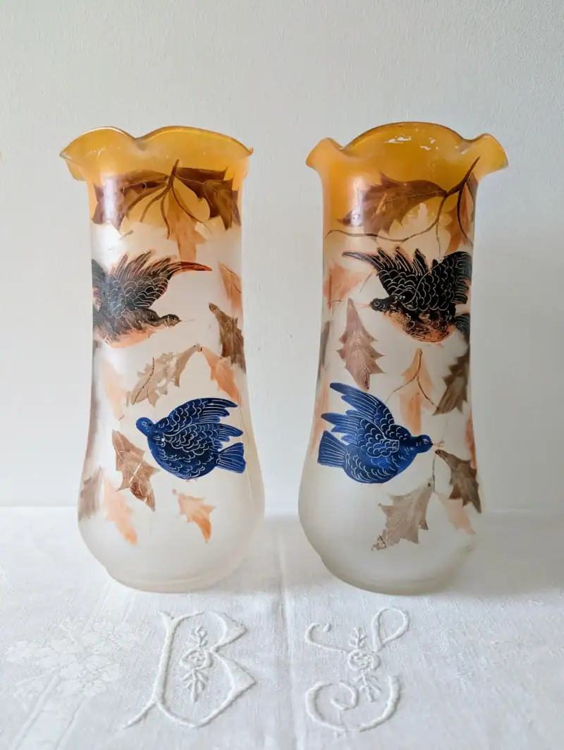 Paire de vases vintage en verre opalin décor oiseaux, style Art nouveau