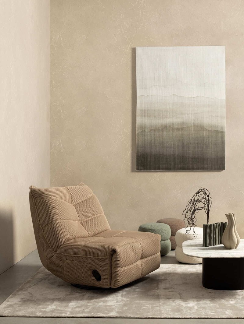 Poltrona ergonomica moderna in ambiente di design con decorazioni minimaliste.