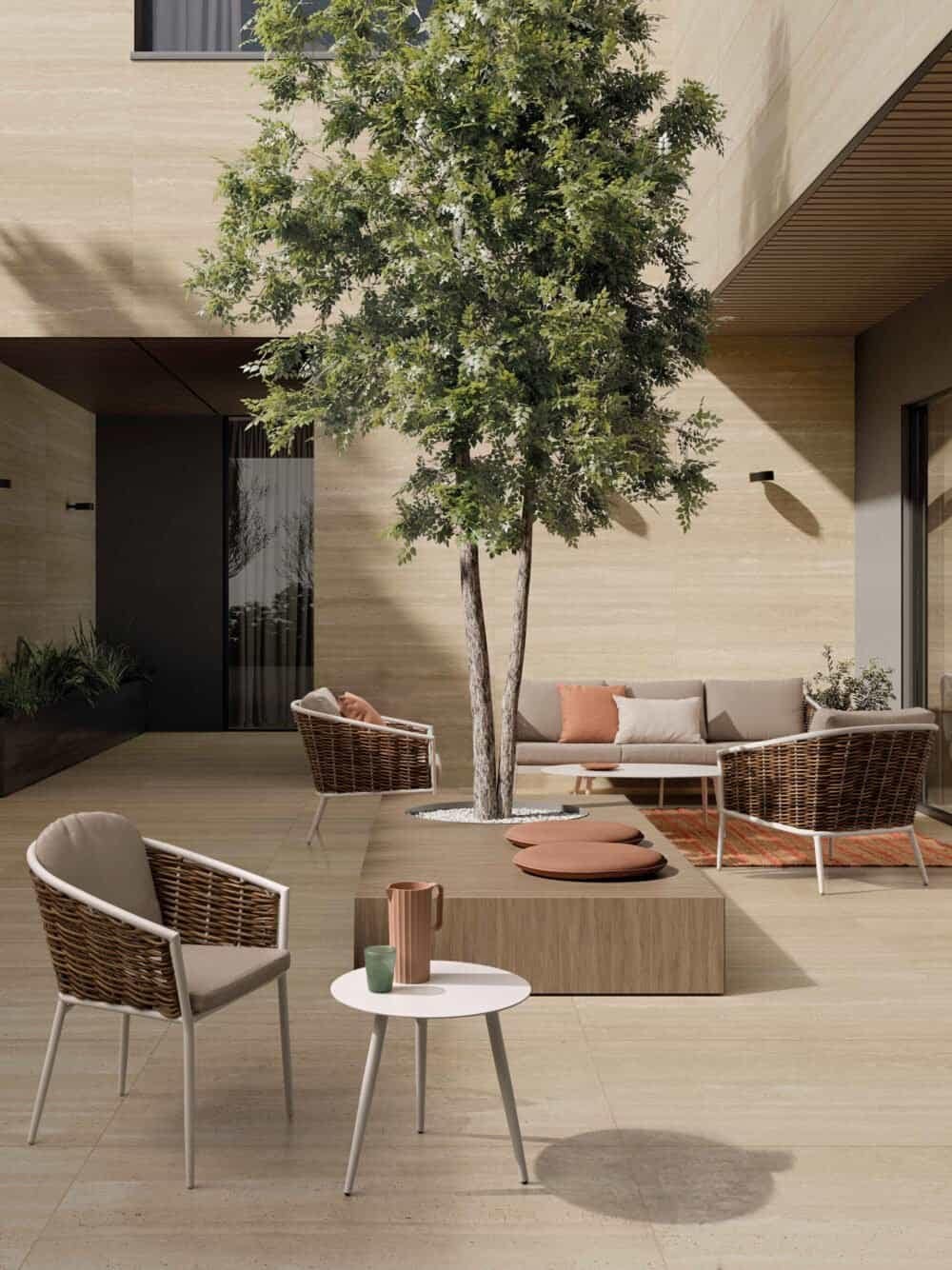 Albero e arredi da esterno moderni cortile residenziale in stile minimalista.