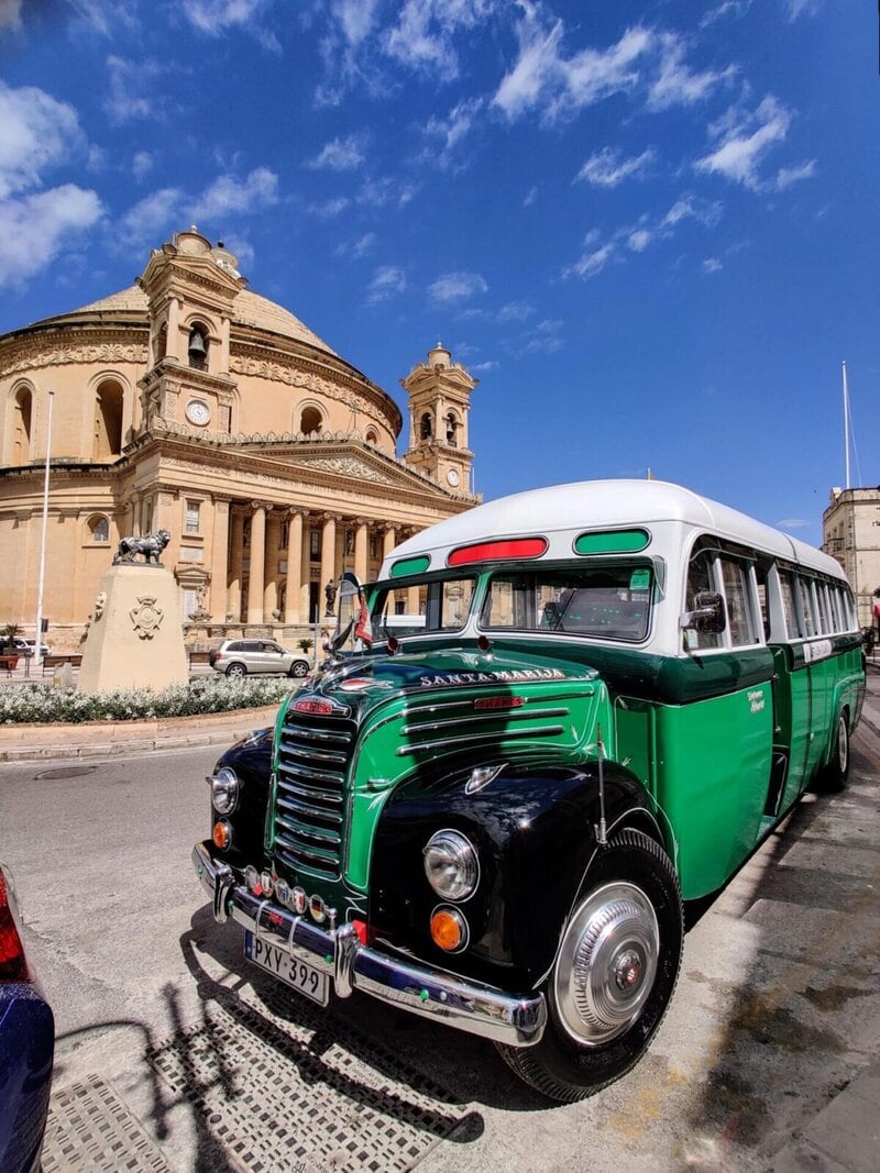 Klassischer maltesischer Bus vor der Rotunde von Mosta, Malta.