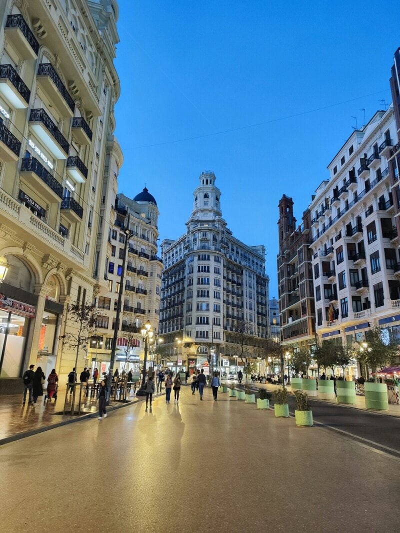 Abendstimmung auf der Plaza del Ayuntamiento in Valencia mit beleuchteten historischen Gebäuden