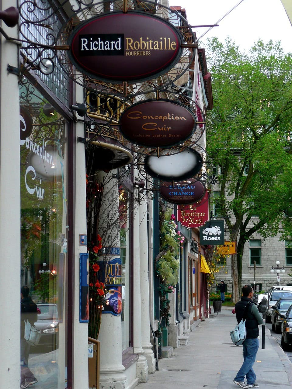 Historische Einkaufsstraße in Québec mit Boutiquen und schmiedeeisernen Ladenschildern.