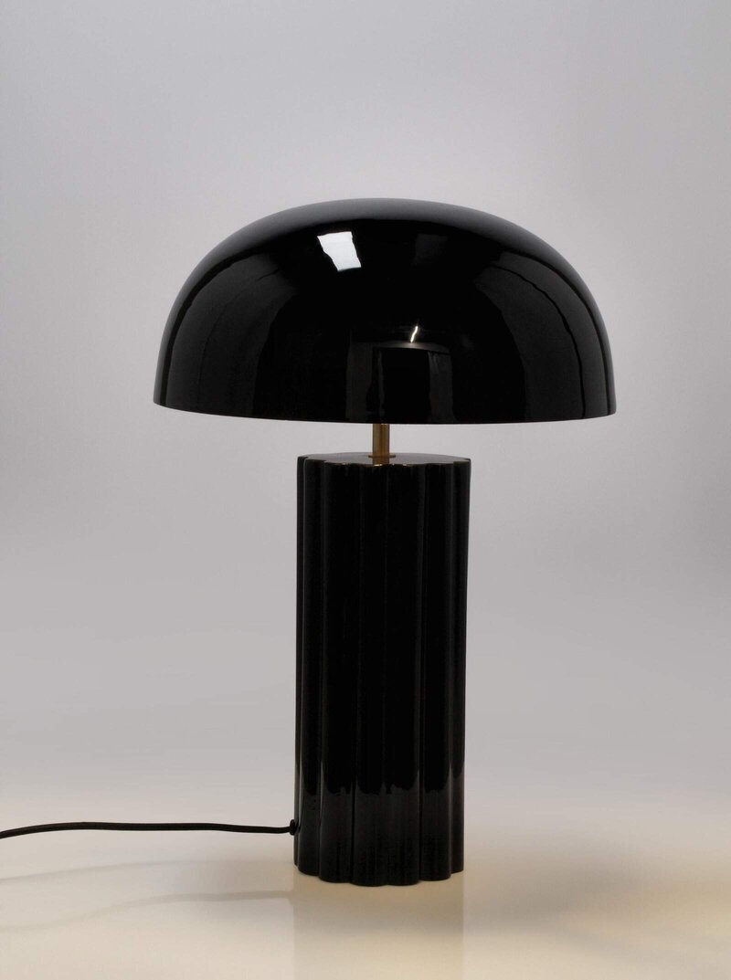 Lampada da tavolo nera moderna, stile elegante, perfetta per arredi di design.