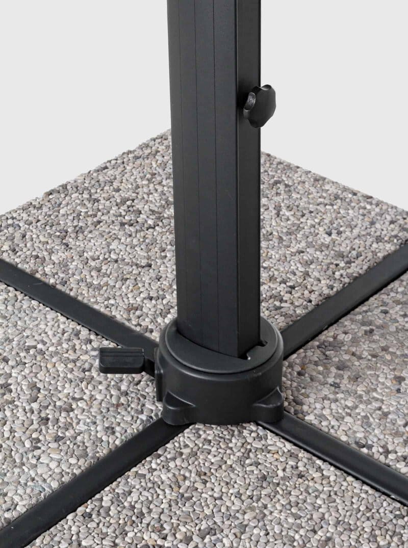 Supporto robusto per gazebo in metallo nero, stabile su superficie ghiaiosa.