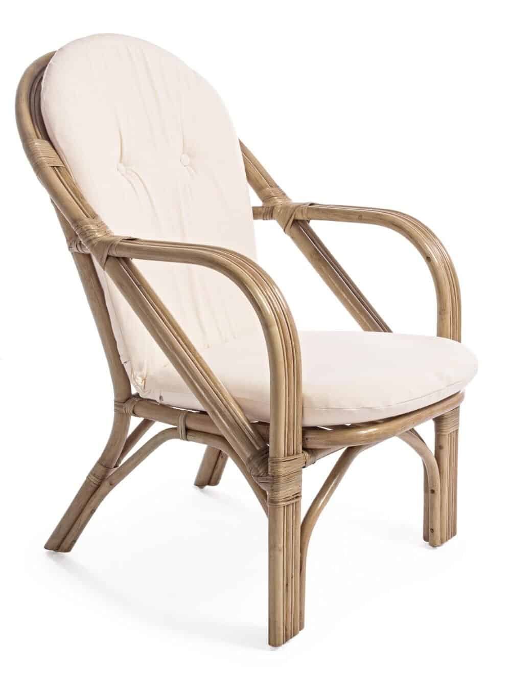 Sedia in rattan naturale con morbido cuscino beige, stile boho chic perfetto per interni ed esterni elegante.