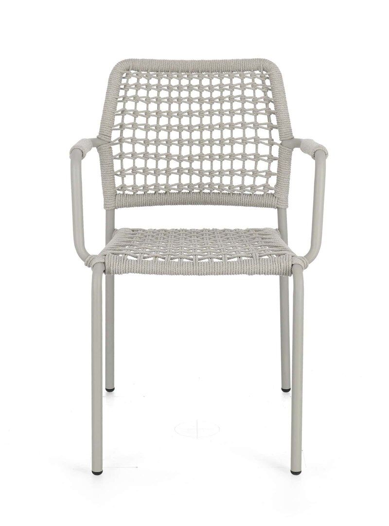 Sedia moderna in vimini beige con struttura in metallo bianco, ideale per esterni e interni.
