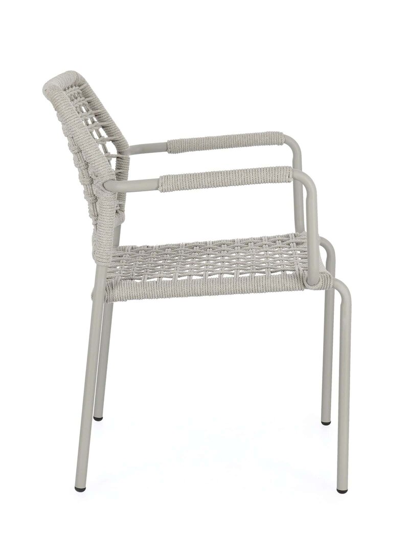 Sedia moderna in rattan sintetico bianco con struttura in metallo, ideale per arredi esterni e interni eleganti.