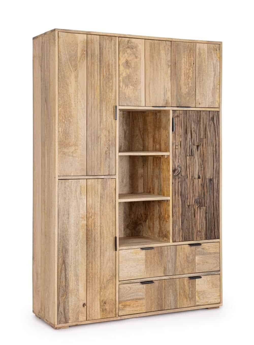 Armadio in legno con ante scorrevoli e ripiani interni, stile provenzale e design rustico.