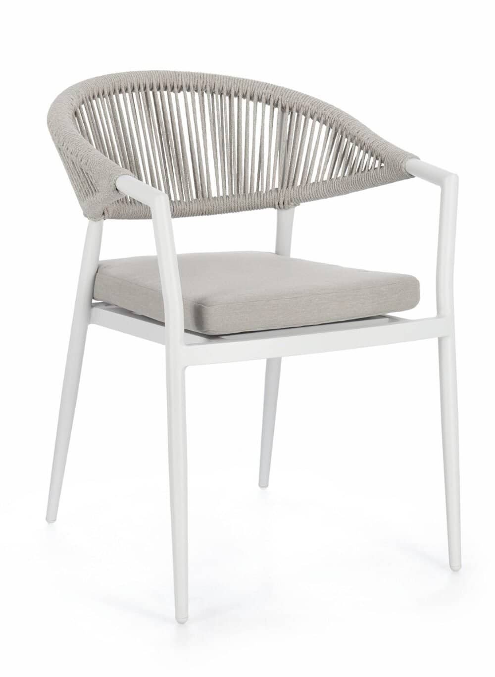Sedia da giardino con struttura bianca, rattan e seduta con cuscino, stile minimalista e confortevole.
