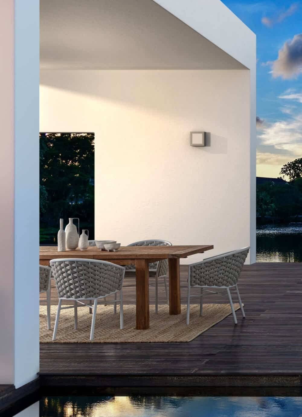 Mobili da esterno in rattan e legno a terra.