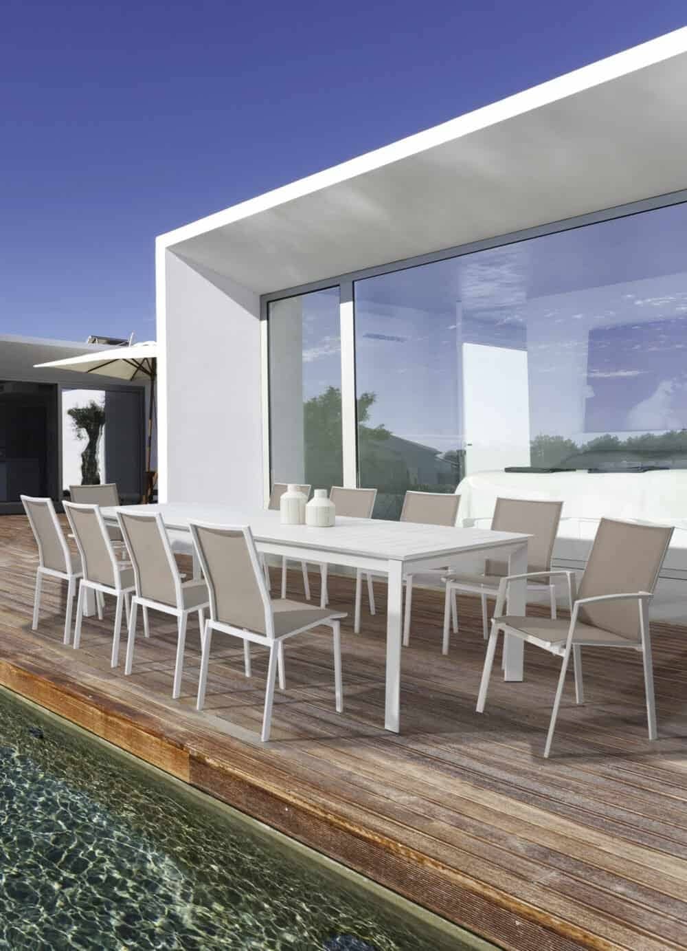 Set da pranzo moderno su terrazza con vista mare all'aperto.