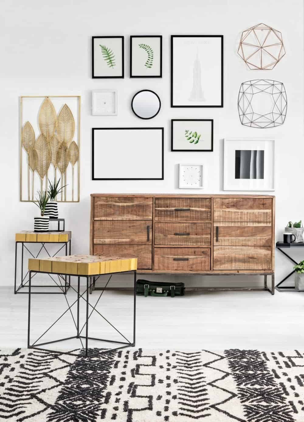 Fantastica composizione di arredi e decorazioni per interni eleganti e di tendenza.