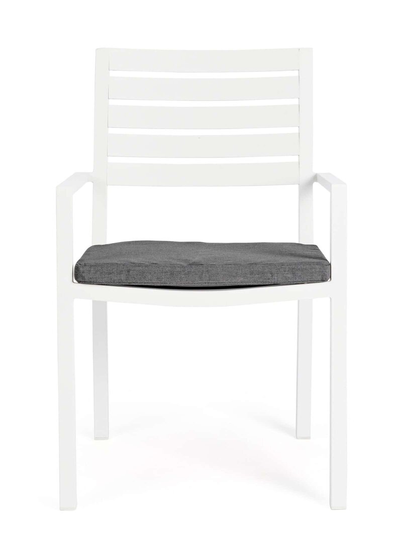 Sedia bianca con cuscino grigio, perfetta per giardini e terrazzi.