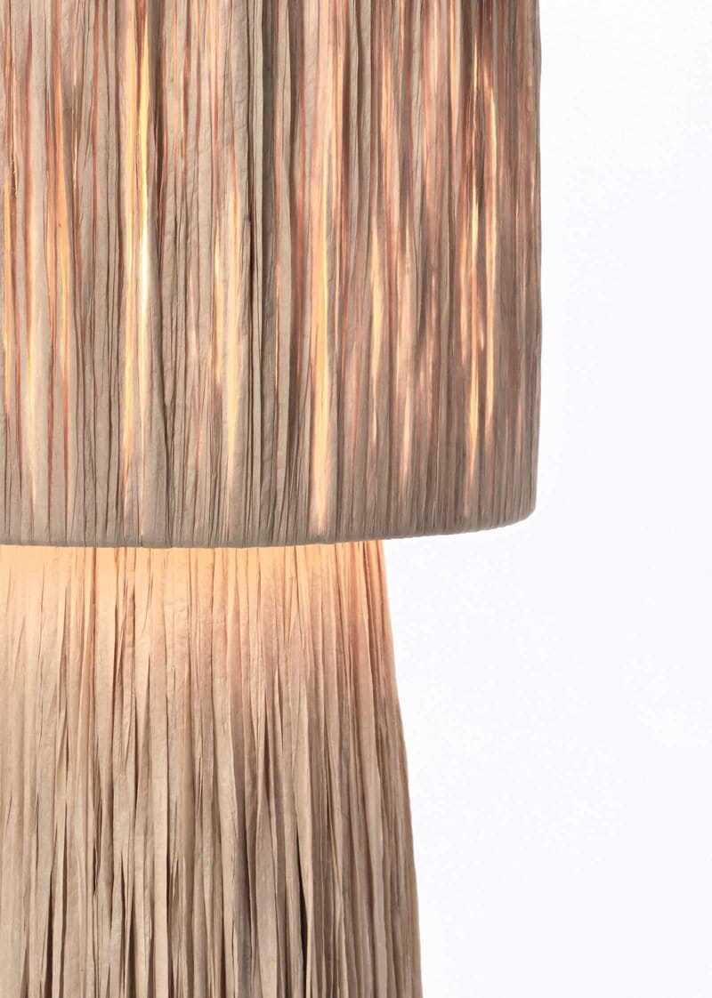 Lampada di design in legno con finitura naturale e dettagli raffinati.