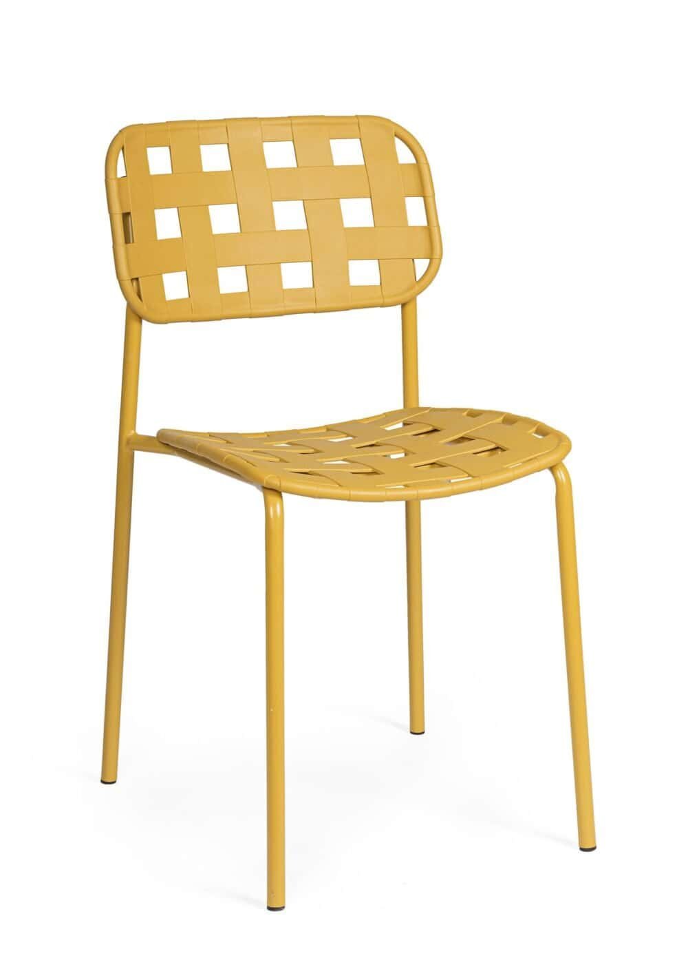 Sedia in plastica gialla con design a intreccio, ideale per esterni e interni.