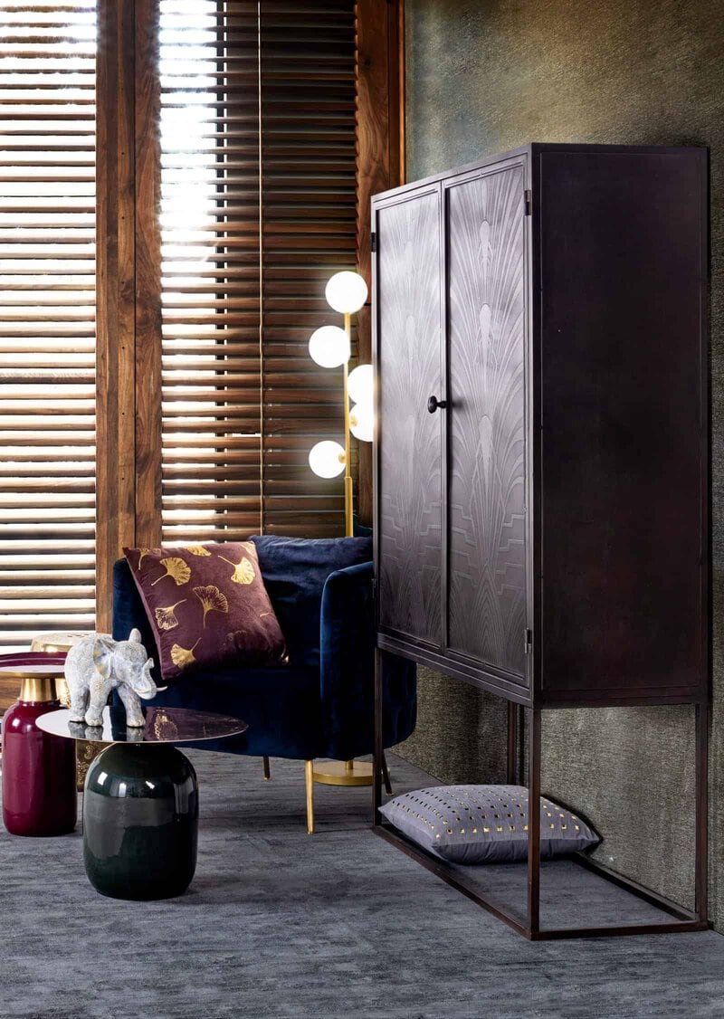 Armadio moderno in legno chiaro con dettagli eleganti.