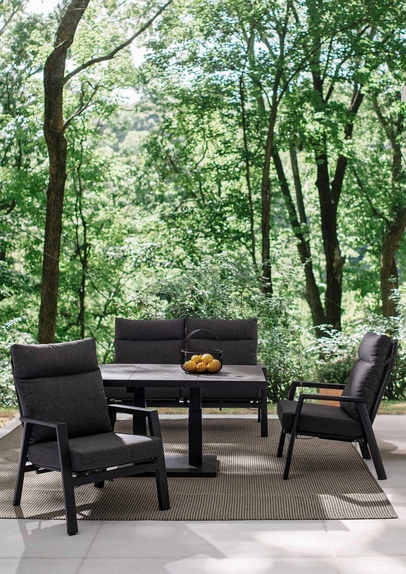 Mobili da giardino moderni in atmosfera naturale, ideale per spazi verdi e relax.