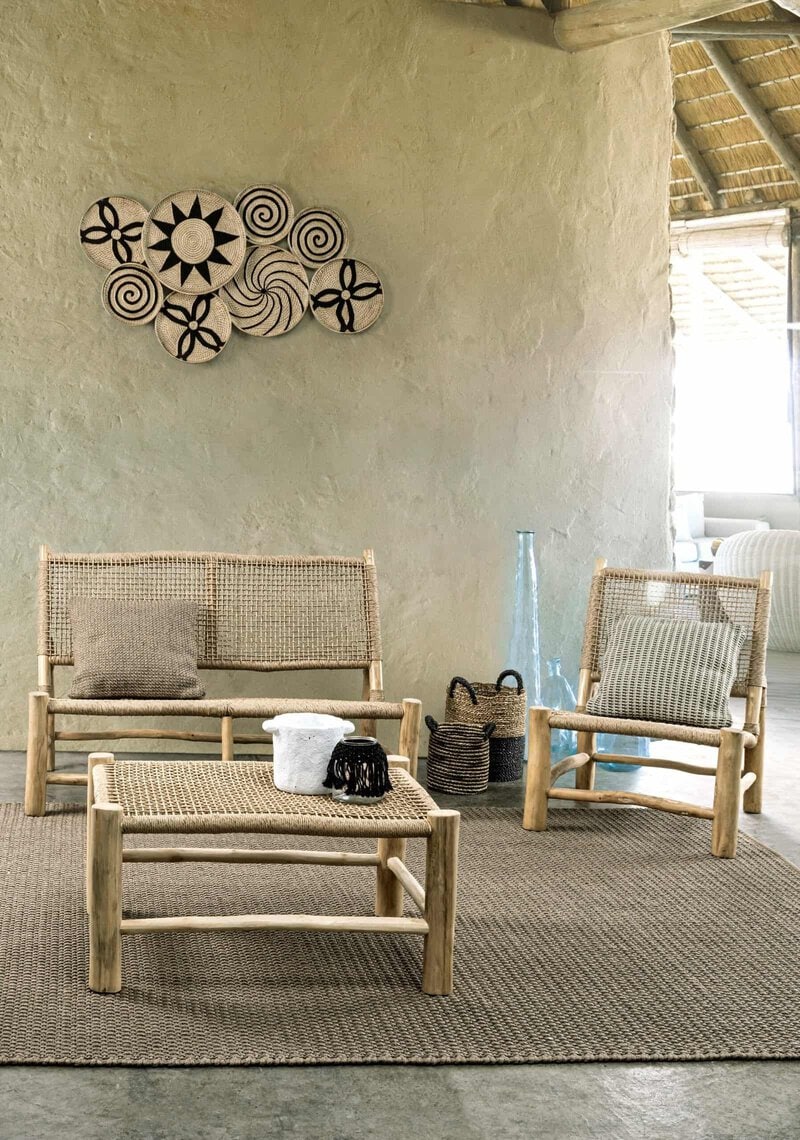 Sedie in legno e rattan in stile etnico con decorazioni minimaliste.