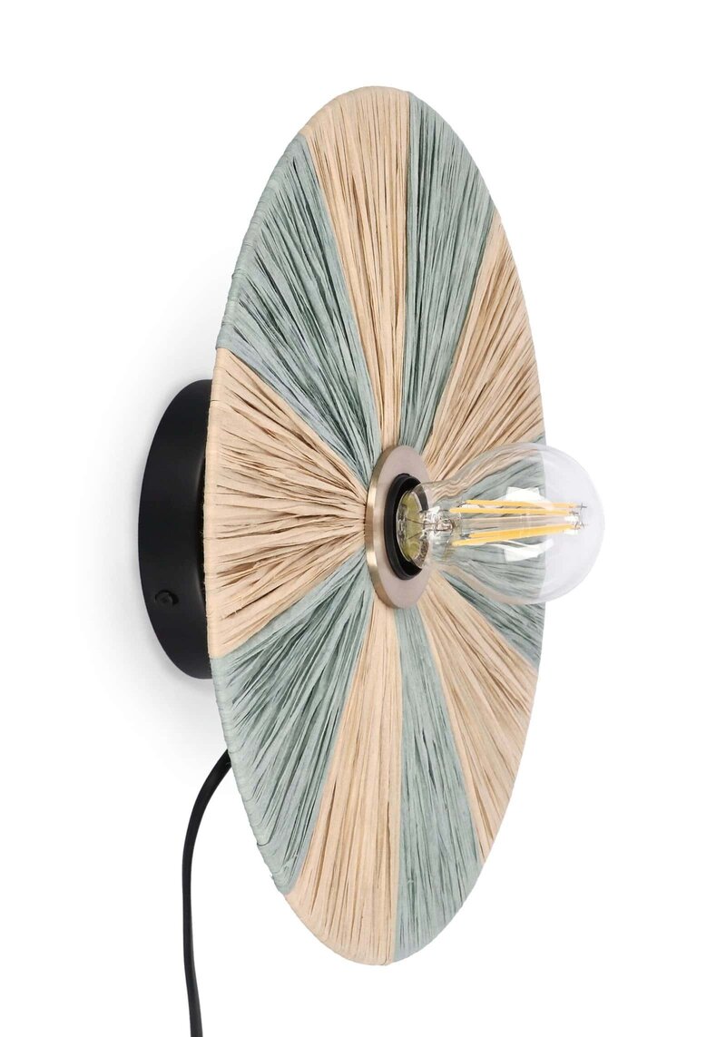 Lampada da parete moderna con dettaglio in tessuto colorato e lampadina a LED visibile.