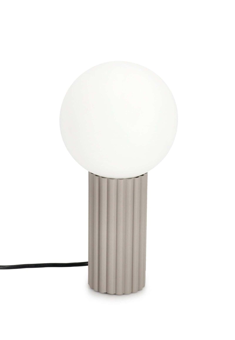 Luce da tavolo con base rigata e sfera di vetro opalino, design elegante e funzionale.