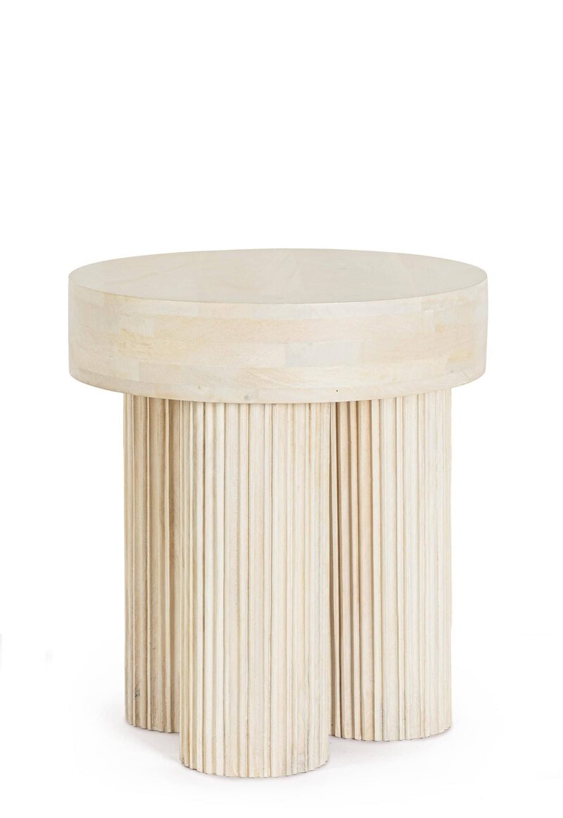 Tavolino in legno chiaro, design moderno e minimalista, perfetto per interni di stile contemporaneo.