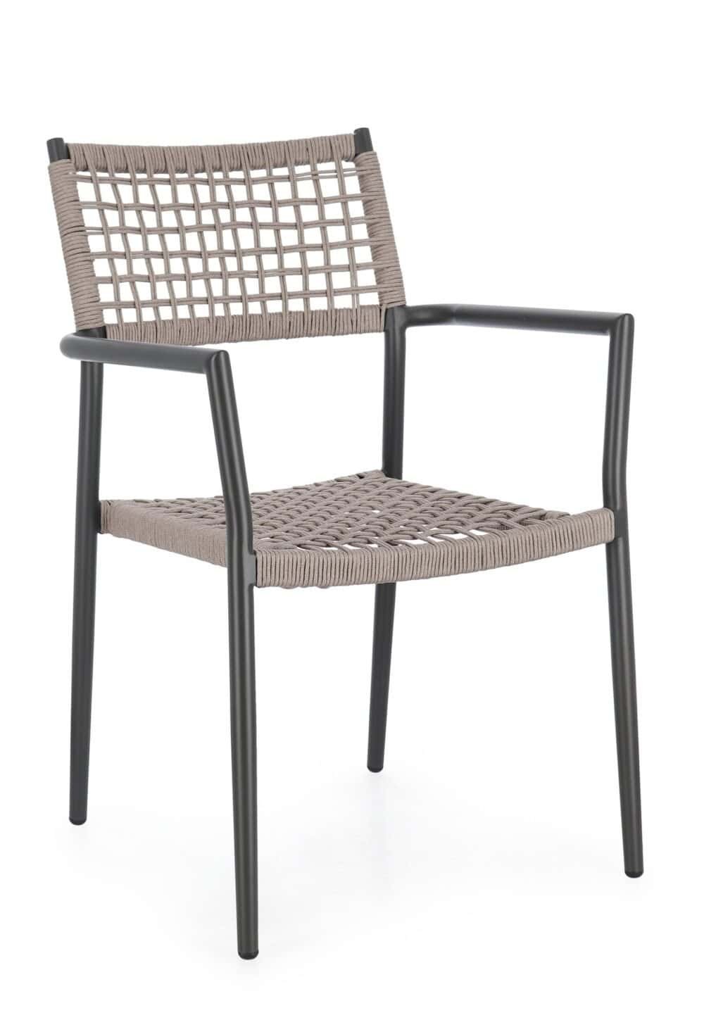 Sedia in rattan intrecciato e struttura in metallo, ideale per arredo esterno e interno.