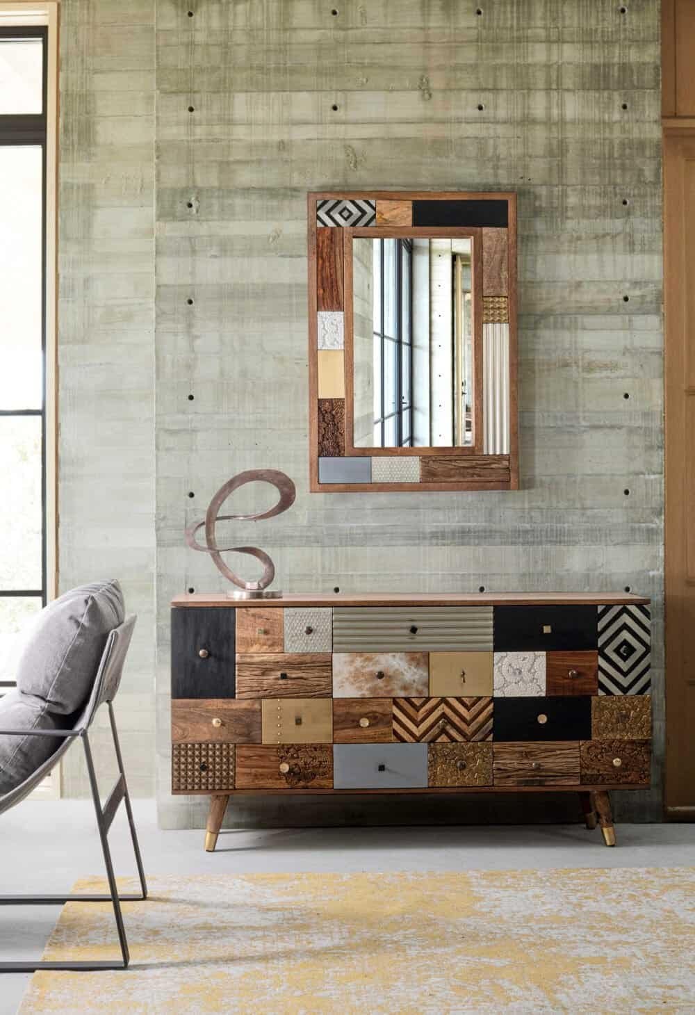 Specchio decorativo in legno.