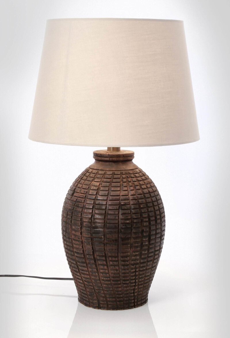 Lampada da tavolo con base in ceramica lavorata a mano, stile moderno e naturale.