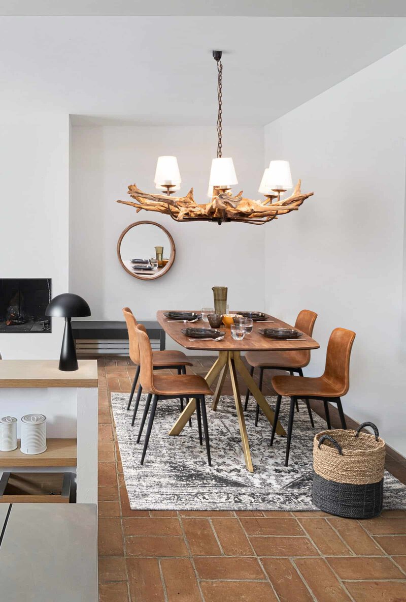 Accattivante lampadario in legno naturale per sala da pranzo elegante.