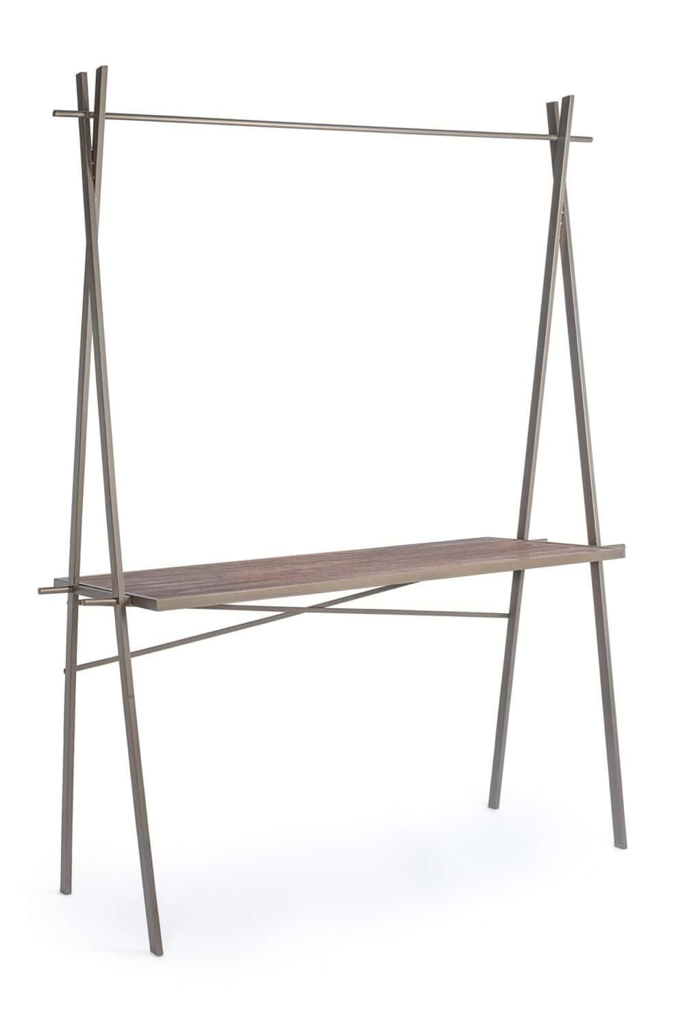 Supporto per vestiti moderno in acciaio e legno di design industriale.