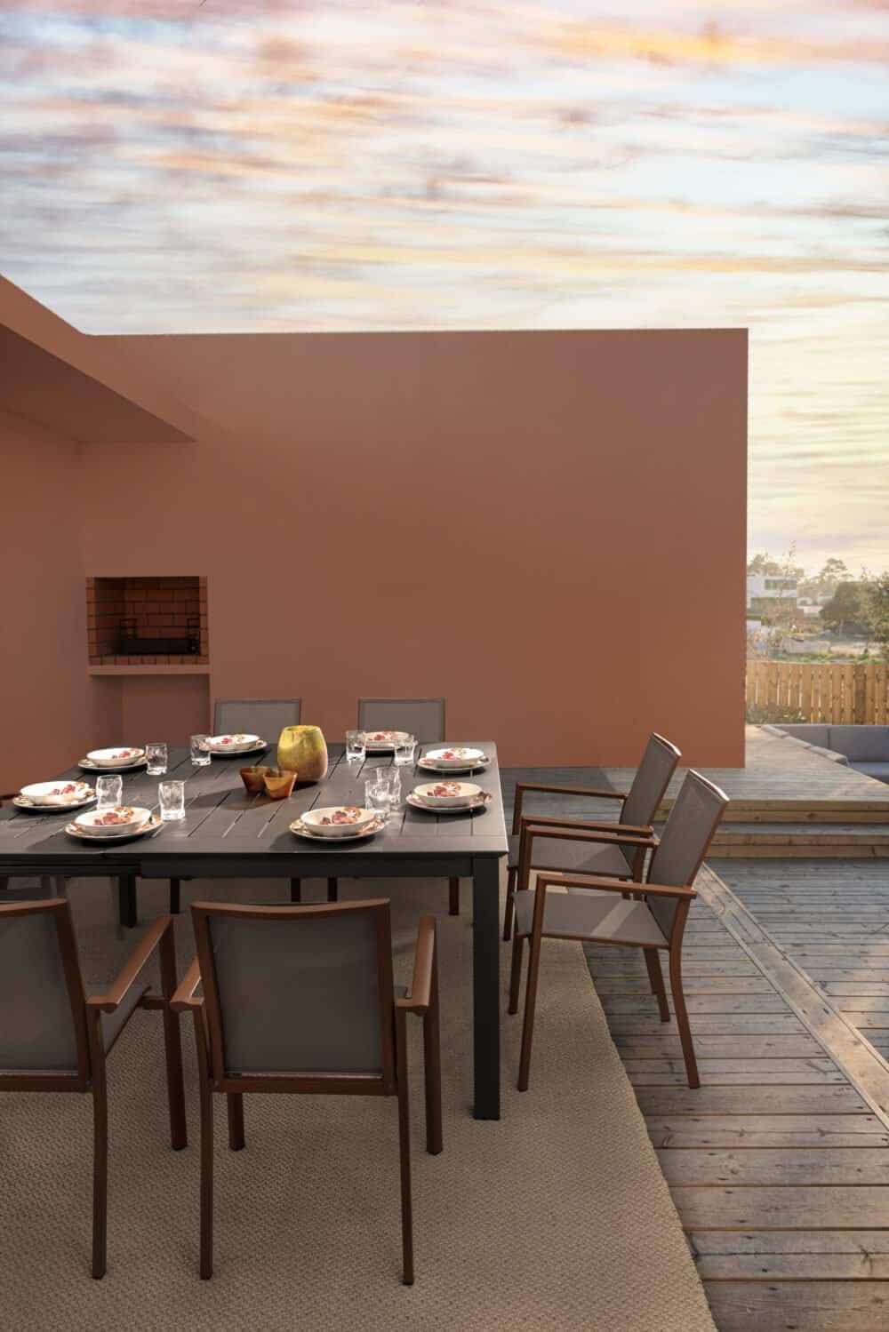 Sedia da esterno e tavolo per pasti all'aperto sulla terrazza.