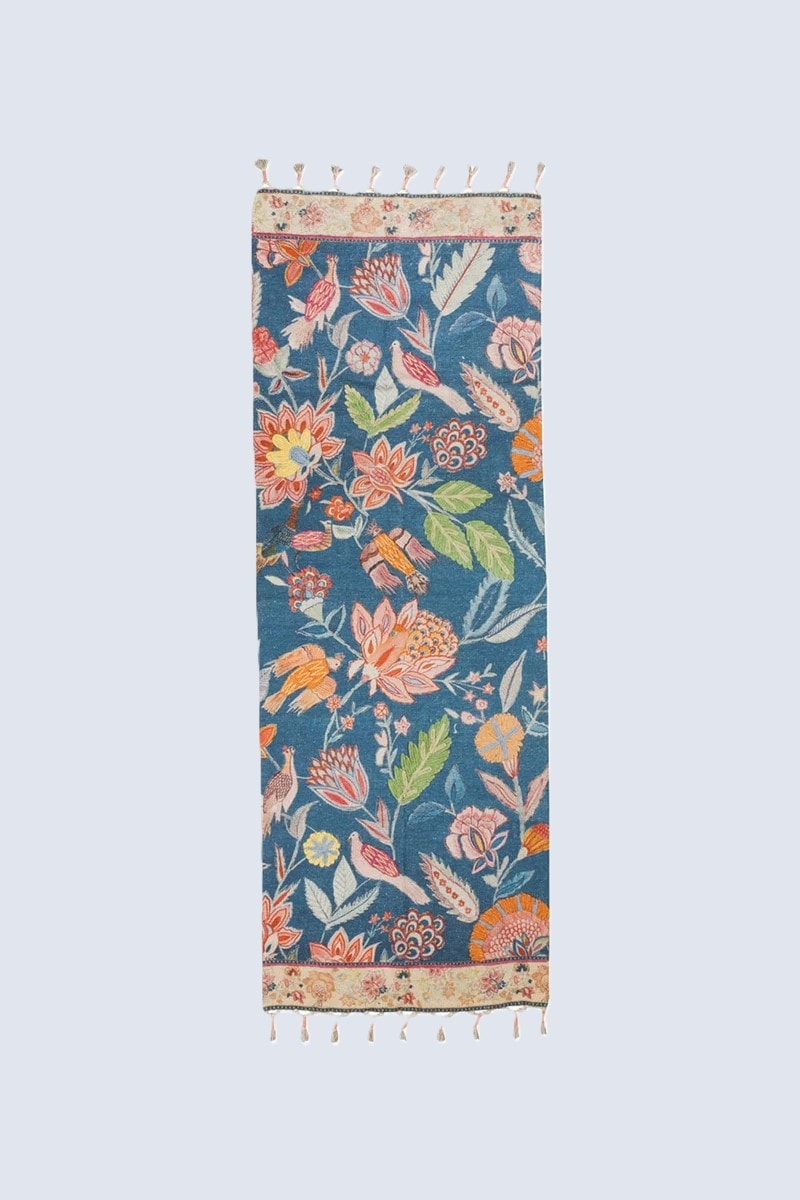 Alfombra Botanic Twist fondo azul 190x70 cm color