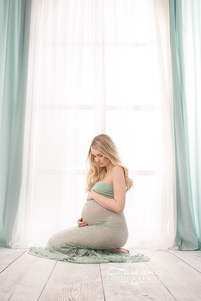 Nyfødt gravidfotografi, gravidfoto, maternitet, svangerskapsfotografering, kunstnerisk gravidbilde, naturlig gravidfoto, kreativ maternity photoshoot, portrett gravid kvinne, graviditetssession, gravidfotografering i studio, graviditetsfotograf oslo, gravid kvinne med blomster, elegant gravidfoto, minne om svangerskap, gravidfotografering på studio, vakre mammatbilder, gravid foto studio, profesjonell gravidfotograf Oslo, moderne gravidfotostil, sjelfull svangerskapsfotografering, kunstneriske gravidbilder, naturlig skjønnhet i graviditet, skrivebordsregel uløst Re | Relevance: Relevant.