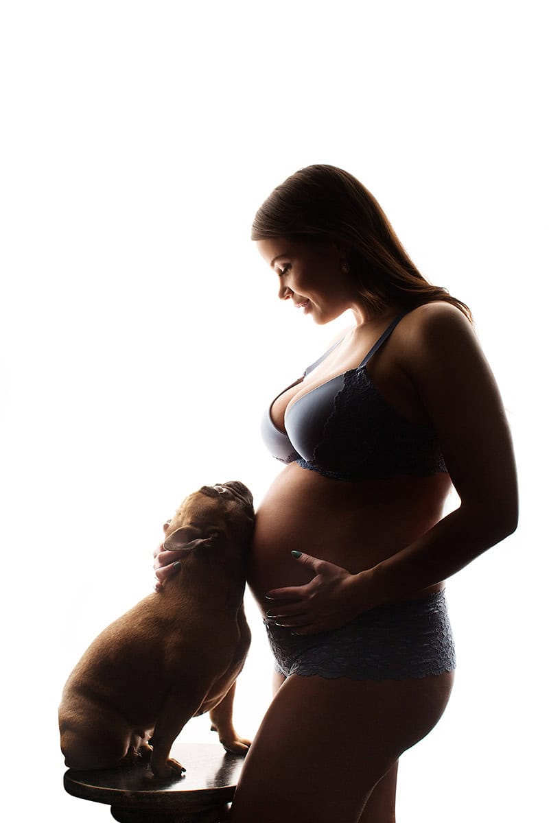 Vakker gravidfotografering med baby og hund, skaper minneverdige øyeblikk av graviditeten og familielykke. Perfekt for de som ønsker å dokumentere svangerskapet med stil og kjærlighet.