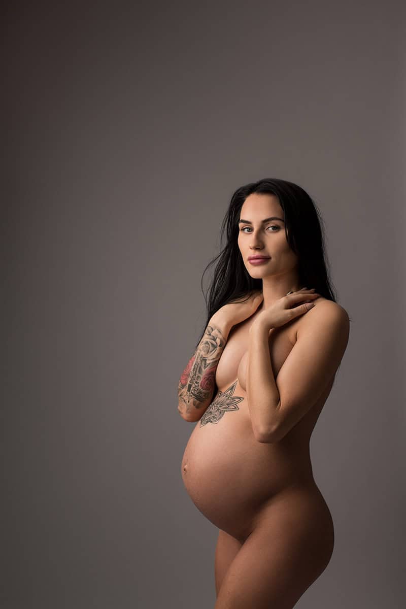 Kvinne med gravidmage, naken gravidfotografering, kunstnerisk gravidfoto, kvinnegalleri, naturlig skjønnhet, graviditetsfoto, gravidfotografering Oslo, profesjonell gravidfotograf.