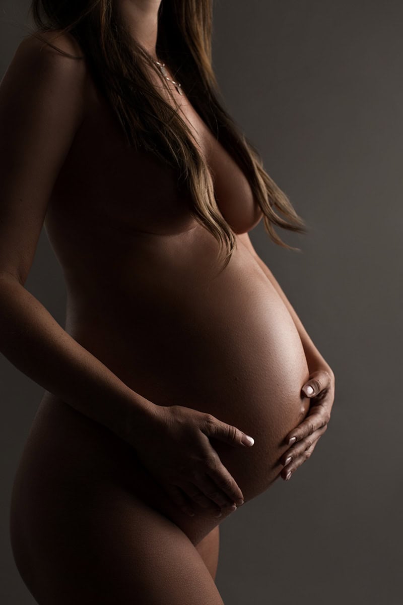 Naturlig gravidfotografering av gravide kvinne med fokus på graviditet og morskap, estetisk og profesjonell gravidfoto-tjeneste.