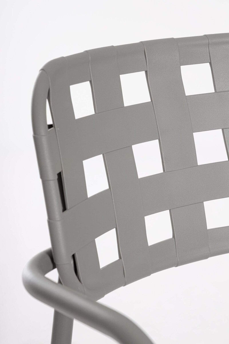 Sedia moderna in plastica grigia con sedile a reticolo e struttura resistente.