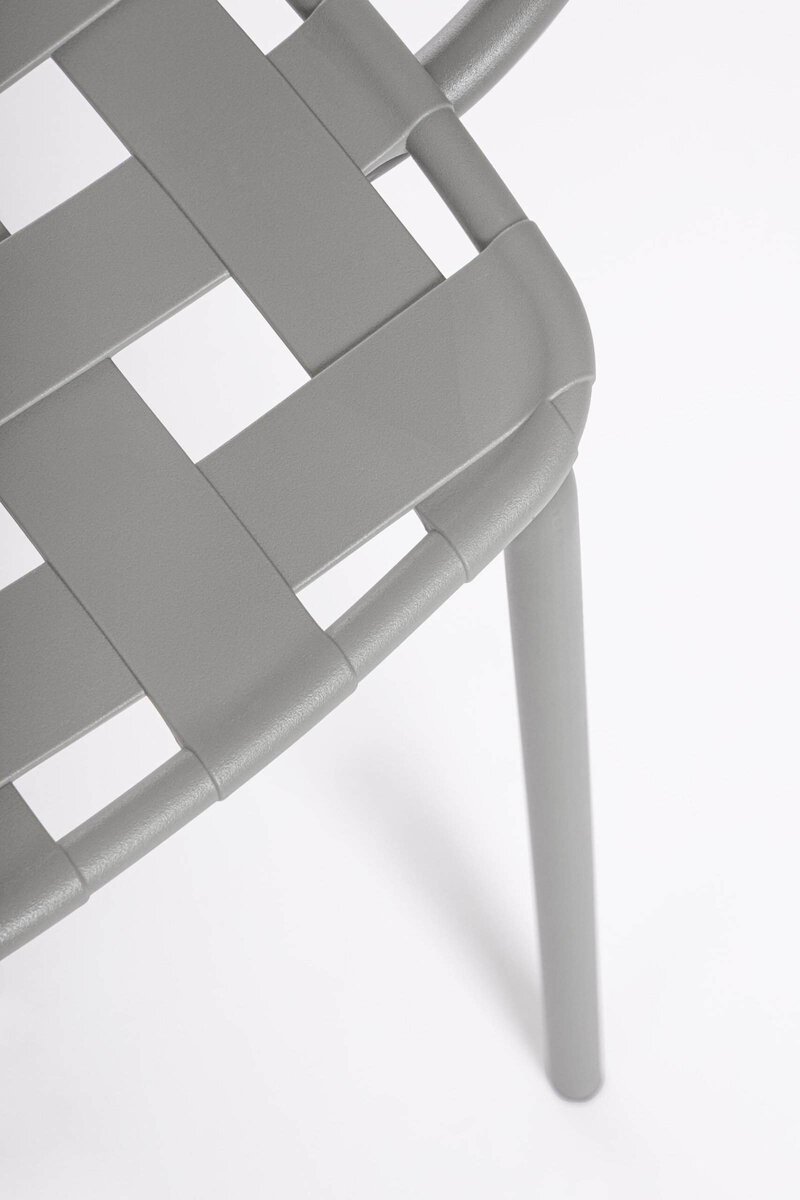 Sedie di design in metallo grigio con finitura elegante, ideali per arredamenti moderni e stile industriale.