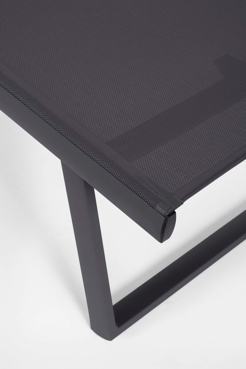 Tavolo nero moderno con superficie in materiali di alta qualità, perfetto per arredare spazi interni ed esterni.