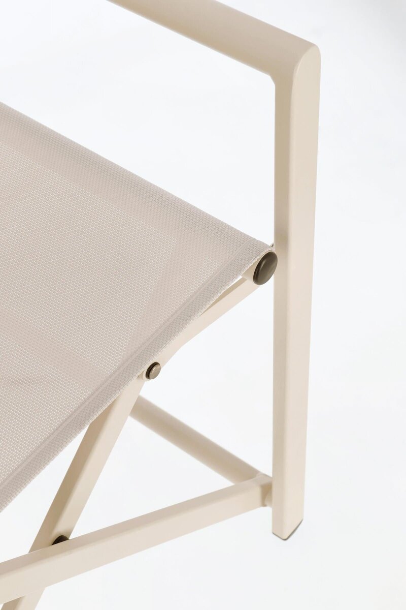 Sedia bianca con struttura in metallo, seduta in tessuto traspirante, design minimalista e compatto.