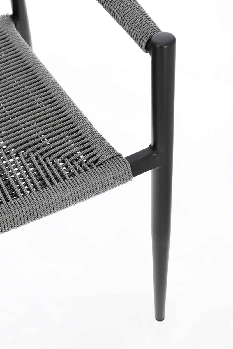 Sedia in rattan nero con struttura in metallo, design eleganti e durevole per arredi di interni ed esterni.