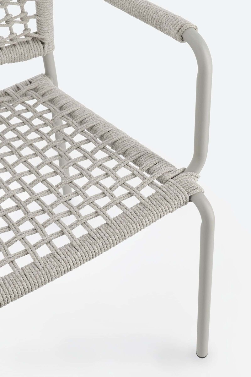 Sedia moderna con struttura in metallo e seduta in corda intrecciata, design elegante e resistente.